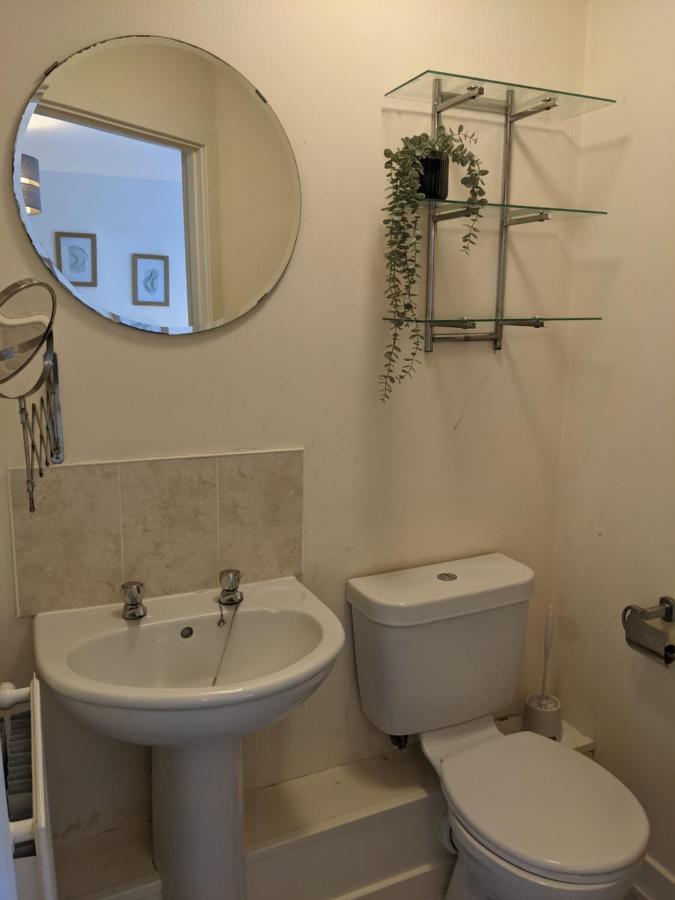 Simple 2-Bedroom 1.5 Bath Apartment In Thornhill Саутхамптън Екстериор снимка