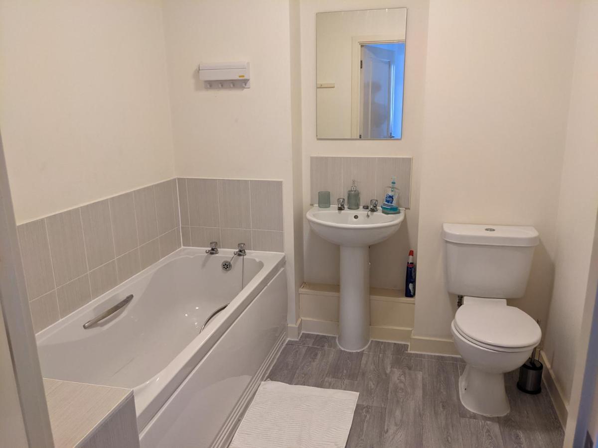 Simple 2-Bedroom 1.5 Bath Apartment In Thornhill Саутхамптън Екстериор снимка