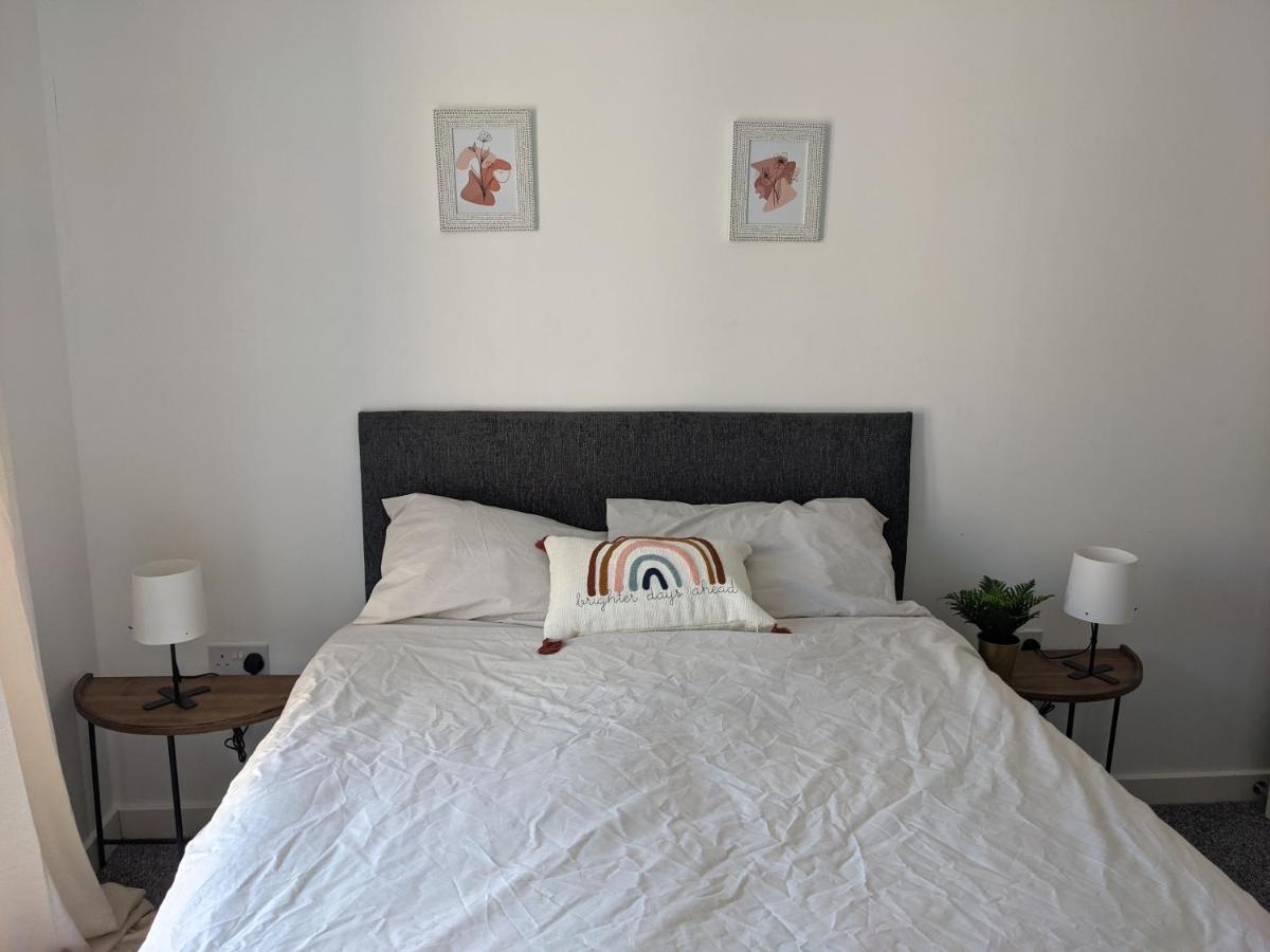 Simple 2-Bedroom 1.5 Bath Apartment In Thornhill Саутхамптън Екстериор снимка